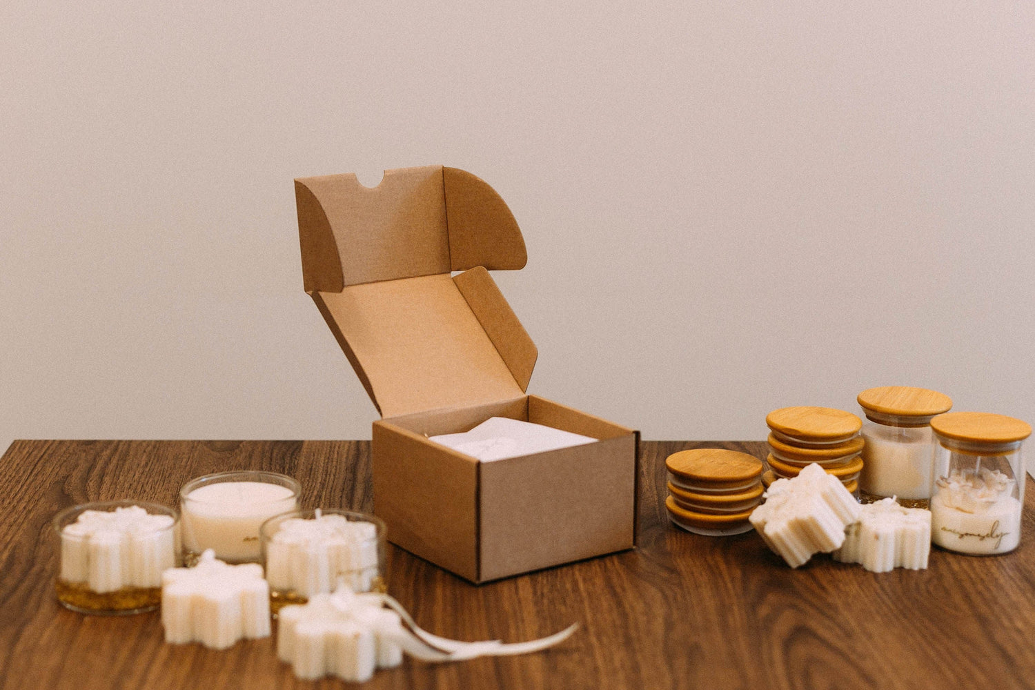 DESIGN CANDLES IN GLASS CONTAINERS